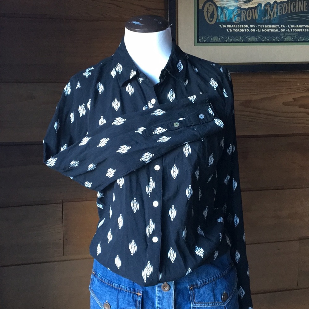 FOREVER 21 🖤 Mother of Pearl Button Down